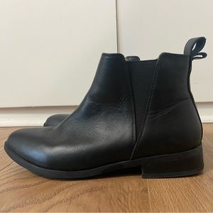 Nisolo everyday Chelsea commuter boot in black.